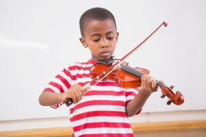 klaslokaal viool leerlingen spreken leraar
